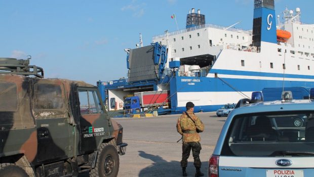 Riciclaggio di auto rubate, sequestro al porto di Salerno