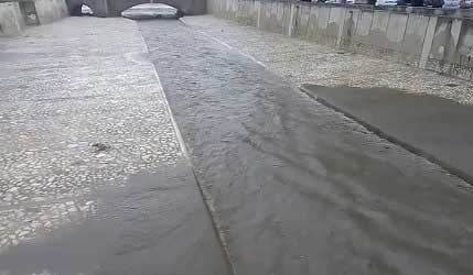 Esonda il fiume Irno, paura in centro a Salerno