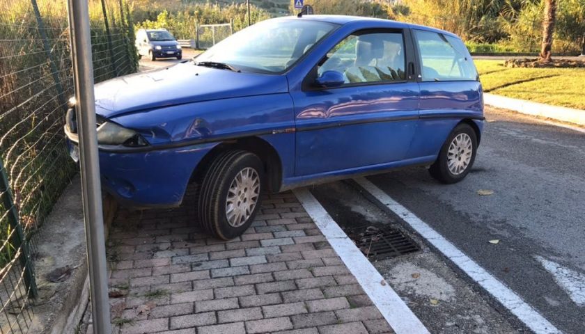 Agropoli, fa un incidente e abbandona l’auto in strada
