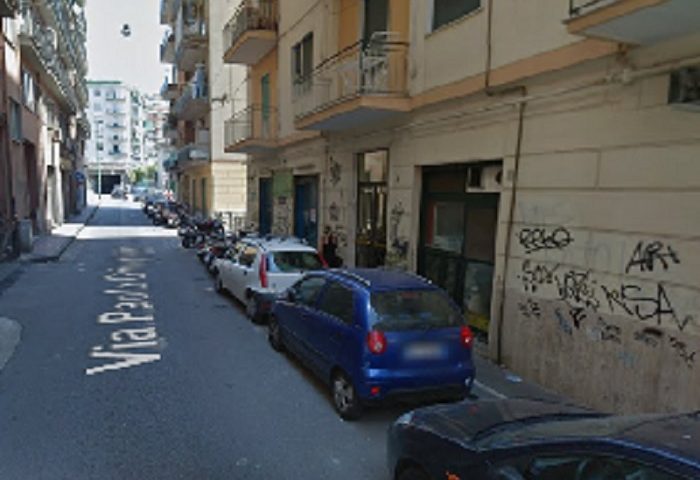 S’introducono in un locale per mangiare e sporcare, commerciante scrive al Sindaco