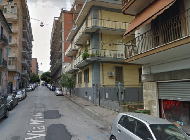 Caos in via Conforti: Bus bloccato, automobilista rischia il linciaggio