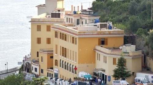 Ravello, paura per turista ubriaco: volo di 6 metri da una proprietà privata nella notte