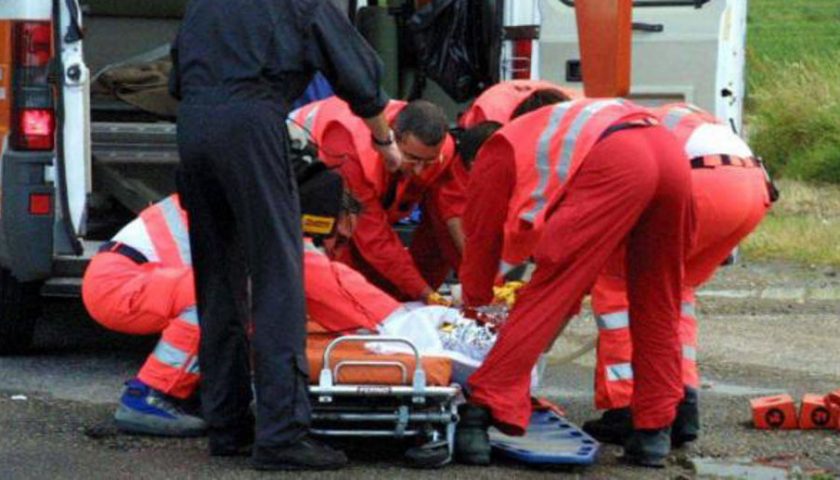 Salerno rischia di soffocare per un boccone al ristorante, salvato