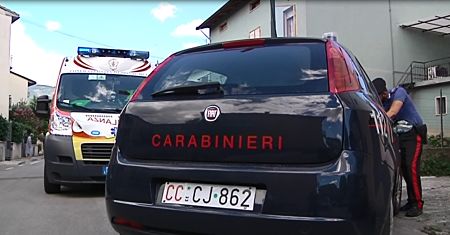 Salerno: cercano di rapinarlo e lo picchiano sotto il portone di casa