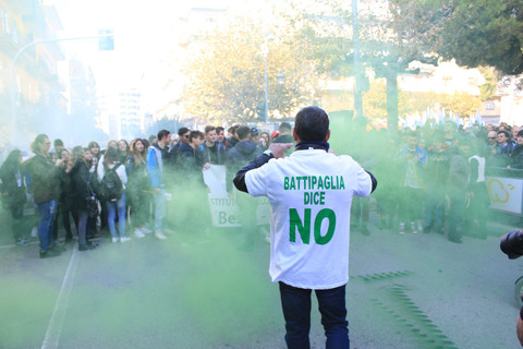 Battipaglia, manifestanti sui binari ed in autostrada per dire no all’impianto di compostaggio