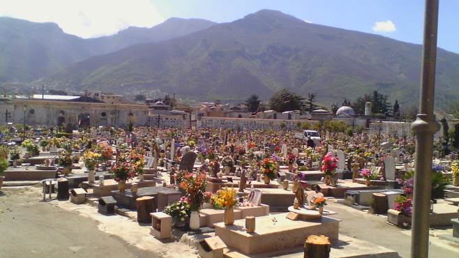 Minacce e violenze per la realizzazione delle tombe, sette persone rinviate a giudizio