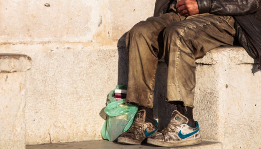 Clochard rifiuta aiuto e soccorso medico