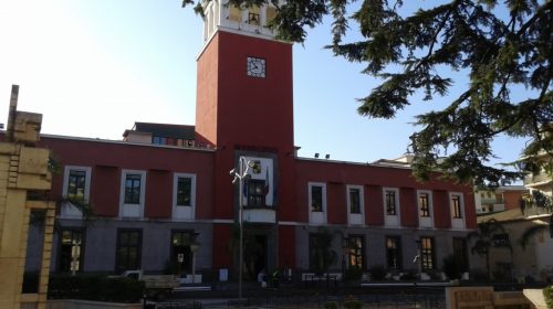 Battipaglia, maxi rissa con 15 giovani davanti al Municipio