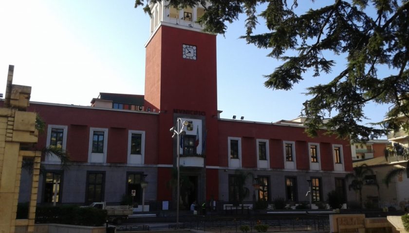 Battipaglia, maxi rissa con 15 giovani davanti al Municipio