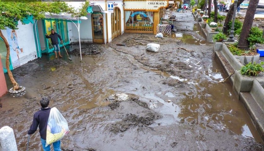 Disastro a Positano: fango ovunque nella Divina Costiera