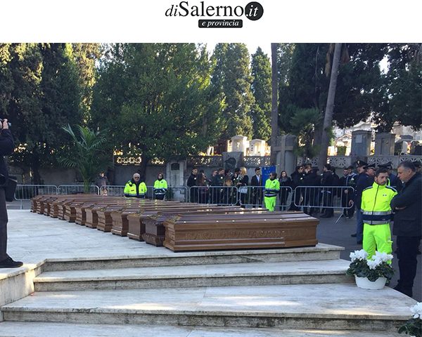 Tra pochi minuti i funerali delle 26 migranti: tutti uniti nel dolore