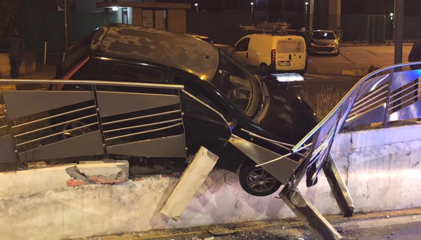 Battipaglia, auto sfonda il parapetto e rischia di precipitare nel sottopassaggio