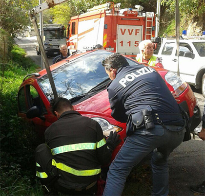Paura a Cava de’ Tirreni, auto sbanda e finisce in una cunetta
