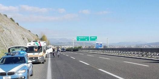 Colpo di sonno in autostrada, due persone ferite ad Eboli