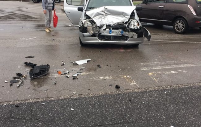 Incidente nei pressi dello stadio Arechi di Salerno, quattro persone ferite