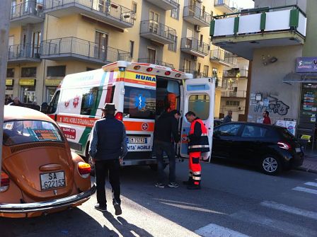 Auto finisce contro un palo della luce, coniugi in gravi condizioni