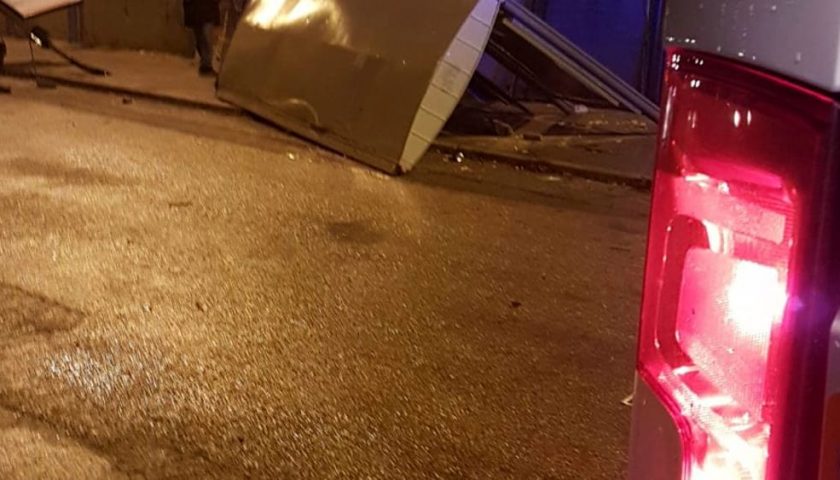 Tragedia sfiorata in via San Leonardo, auto contro pensilina dei bus: 7 feriti