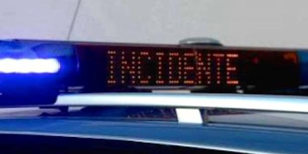 Travolge una donna e scappa, non ha la patente