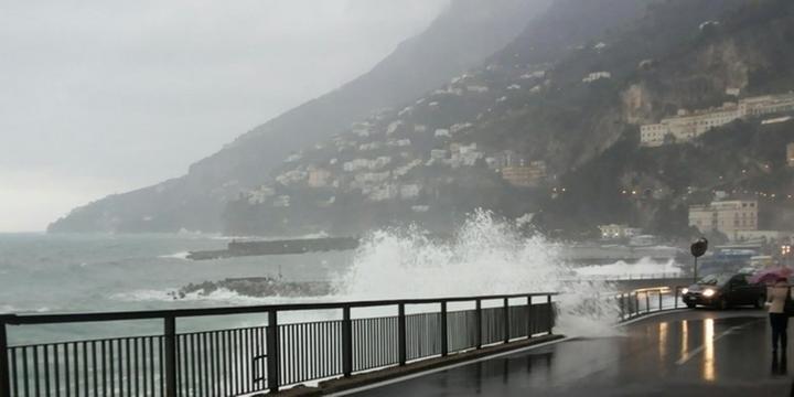 Il maltempo crea disagi in tutto il Salernitano: allagamenti e scuole chiuse