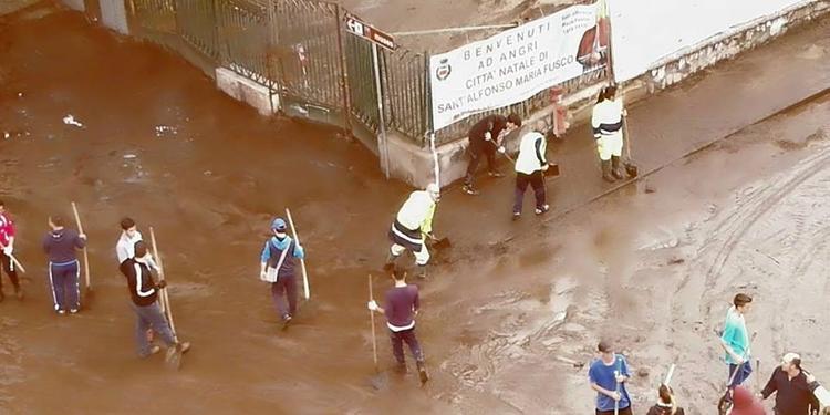 Gli “angeli del fango” di Angri: gli studenti liberano le strade dai detriti