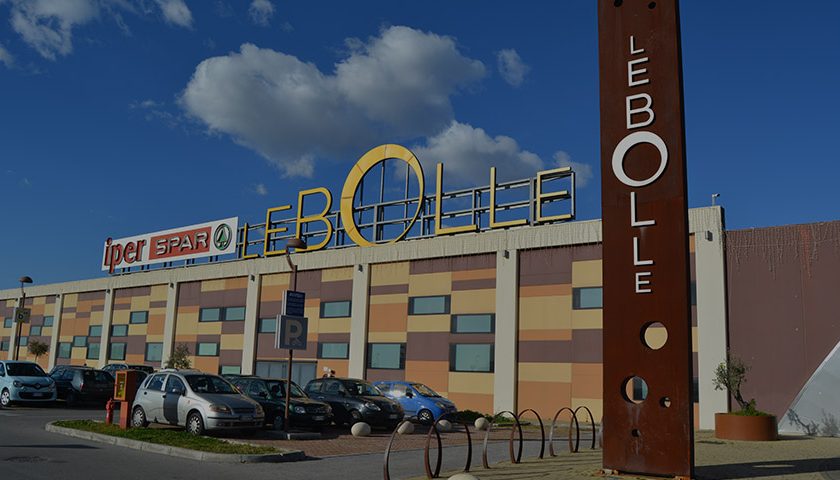 Furto al centro commerciale Le Bolle, bottino di cinquemila euro