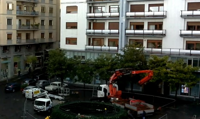 Al via il montaggio dell’albero di Natale in Piazza Portanova
