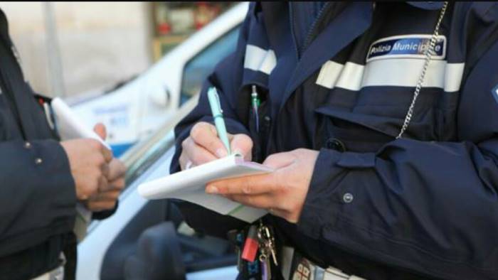 Venditore non autorizzato: sequestrato carrello per la cottura delle castagne