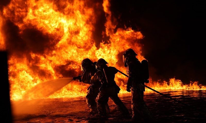 Azienda avvolta dalle fiamme, il titolare: “Non lasciateci morire”