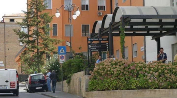 Alfano, precipita dal terzo piano: 22enne in ospedale
