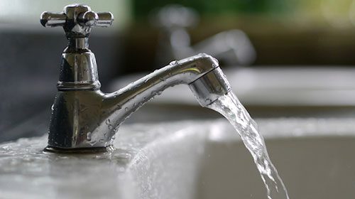 A Salerno si paga la bolletta dell’acqua più cara della Campania: aumento del 16%