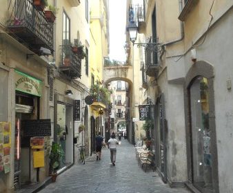 Centro storico di Salerno, arrestato il rapinatore seriale dei negozi