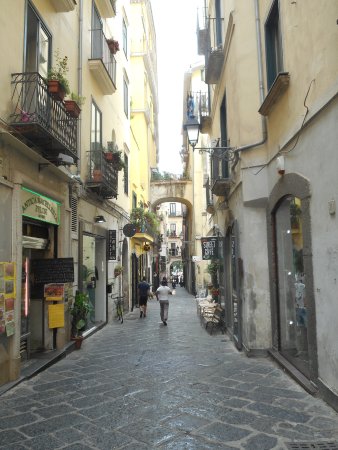 Centro storico di Salerno, arrestato il rapinatore seriale dei negozi