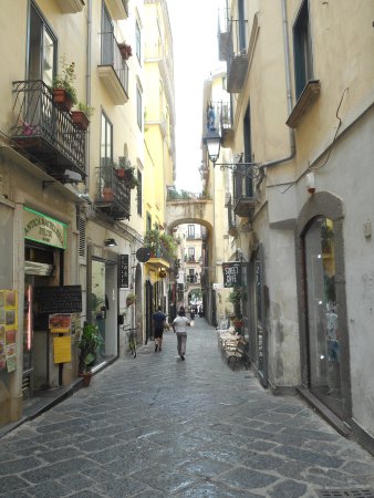 A Salerno tanti negozi di cingalesi, i dubbi di Confartigianato