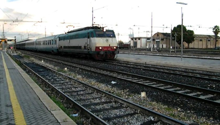 Investito da un treno tra Portici e Torre del Greco, 80 passeggeri lasciano il convoglio