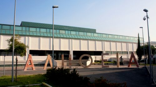 Militari in servizio presso il Reparto Carabinieri Parco Nazionale del Cilento e Vallo di Diano, su disposizione della Procura di Vallo della Lucania, hanno data esecuzione ad un decreto di sequestro preventivo, disposto dal GIP del tribuunale cilentano, relativo ad una struttura ricettiva in corso di realizzazione – dopo un contenzioso svoltosi innanzi alla giustizia amministrativa – in località Piana di Velia di Ascea, frazione Marina, in prossimità dell’area archeologica di Velia.  Il sequestro è stato disposto ritenendo che l’autorizzazione emessa dallo Sportello Unico per le Attività Produttive Cilento (SUAP) il giorno 10.08.2009, con la quale si consentiva la realizzazione del manufatto, e la successiva Determina dello Sportello Unico per l’Edilizia (SUE) del Comune di Ascea del 13.11.2018 di conferma della predetta autorizzazione, sarebbero state emesse in violazione degli articoli 1 e 2 della Legge Regionale n. 5 del 2005.  Detta legge, infatti, istituisce una zona di riqualificazione paesistico-ambientale intorno all’antica città di Velia nella quale è vietato, fino all’approvazione del piano particolareggiato di riqualificazione (non ancora avvenuta), apportare ogni modifica dell’assetto del territorio o realizzare qualsiasi opera edilizia; fatta eccezione per gli interventi conservativi e di restauro dell’esistente e con una deroga per le opere pubbliche o di interesse pubblico, a condizione che i progetti siano approvati anche dalle competenti soprintendenze, in conformità agli obiettivi del redigendo piano particolareggiato.  Nel caso di specie la realizzazione di una struttura recettiva destinata ad albergo non è stata ritenuta dal P.M. – a differenza di quanto affermato in alcuni atti della Pubblica Amministrazione – come opera di interesse pubblico ed essa, in ogni caso, era priva dell’approvazione del progetto da parte della Soprintendenza prevista come obbligatoria dal citato articolo 2 della Legge Regionale.  L’opera edilizia, inoltre, sarebbe stata realizzata dopo che le autorizzazioni amministrative a costruire erano divenute inefficaci, essendo scaduto il termine di un anno dal rilascio del titolo per l’inizio dei lavori che, come risulta da alcune fotogrammetrie satellitari prodotte dal consulente tecnico del P.M., a quasi quattro anni dalla data di comunicazione di inizio dei lavori non erano ancora iniziati.  L’edificio sottoposto a sequestro con relativa area di pertinenza ha un’estensione di superficie totale di circa 2.000 mq. La trasmissione della notizia di reato dai Carabinieri del Parco a questa Ufficio, riguardante la possibile esistenza di violazioni edilizie in una zona ad elevatissima rilevanza culturale ed ambientale sita nelle vicinanze di un sito archeologico, ha consentito l’immediato avvio delle indagini con i relativi approfondimenti investigativi ed attesta la particolare importanza che l’attività svolta dal Reparto Carabinieri Parco riveste per la tutela delle bellezze paesistiche e culturali del Cilento.  Il procedimento si trova nella fase delle indagini preliminari ed i provvedimenti emessi saranno oggetto di valutazione nel corso del giudizio. Gli indagati sono da considerare innocenti fino ad eventuale sentenza definitiva di condanna.