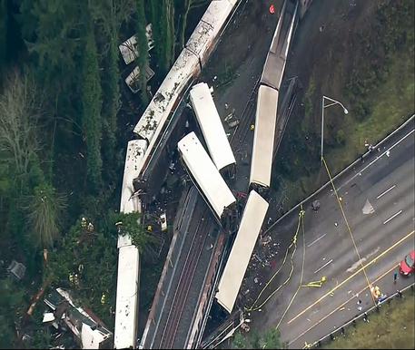 Treno Amtrak deraglia a Seattle, 3 morti e decine di feriti
