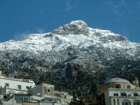 Prima neve in Costa d’Amalfi, cime imbiancate a Tramonti e Positano