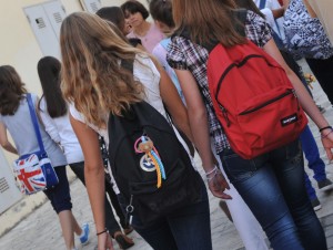 Ragazzina mulatta derisa in classe