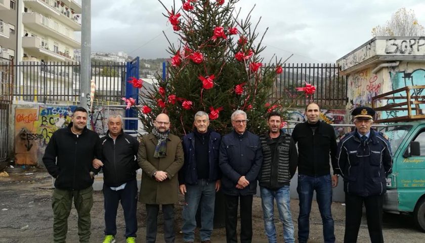 Salerno, un albero di Natale in ogni mercato rionale