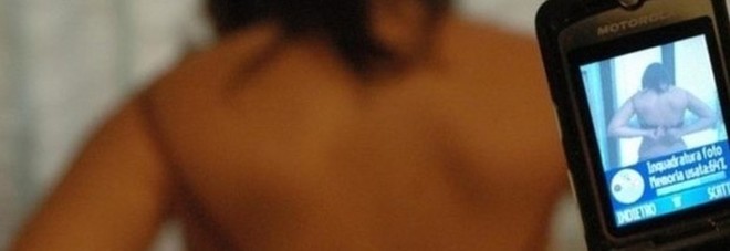 Posta il fondoschiena della fidanzata. Assolto: «Non era riconoscibile»