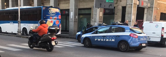 Controllore sul bus della Sita, immigrati in fuga sfondano le porte