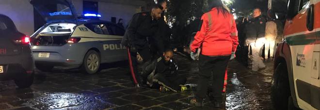 Marocchino prega disteso sui binari, poi scappa e aggredisce un poliziotto