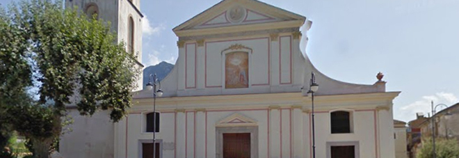 Cade l’intonaco nella chiesa di Giffoni