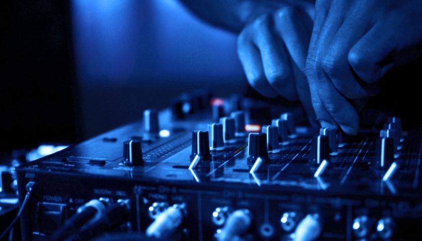 Il Comune vieta la disco alla vigilia: la protesta dei deejay salernitani