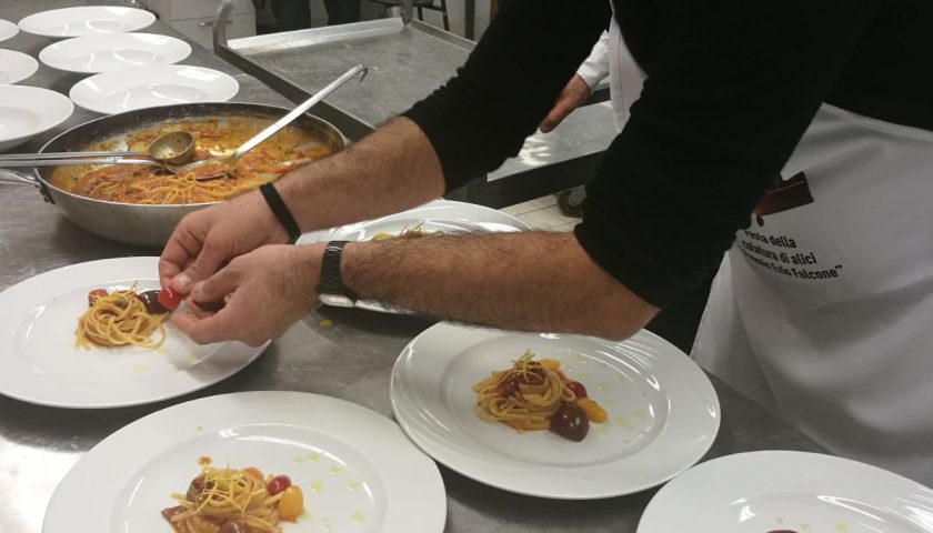 Festa della colatura d’alici a Cetara, le linguine all’amalfitana 2.0 vincono il premio Ezio Falcone