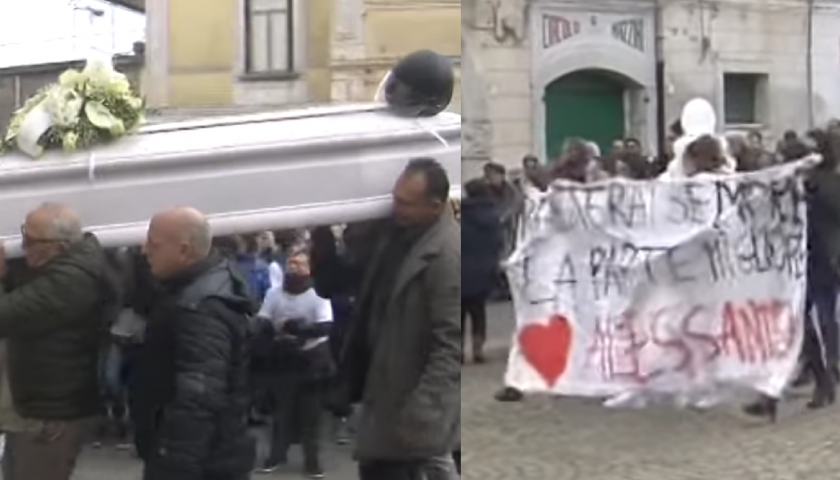 Uno striscione e un corteo di ragazzi ai funerali di Alessandro