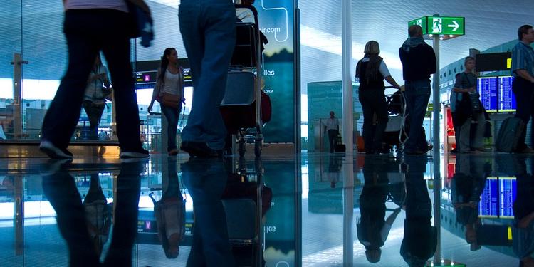 Errore sul passaporto, bloccati in aeroporto per un refuso sui documenti dei bambini