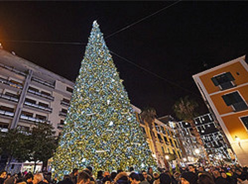 Sotto il grande albero di Natale a Portanova c’è la Traviata di Giuseppe Verdi