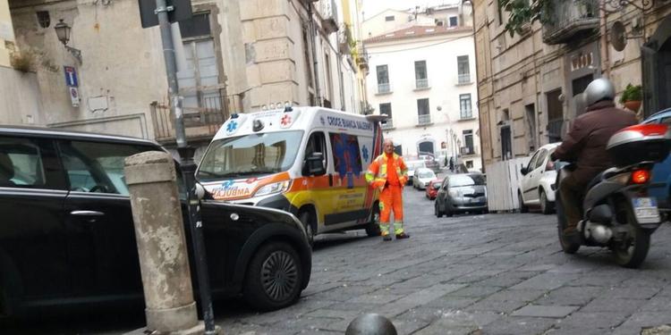 Anziano cade in via Tasso, passaggio dell’ambulanza ostacolato dalle auto in sosta vietata