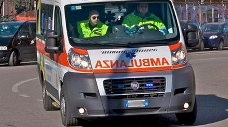 Paura a Salerno, ambulanza in fiamme con paziente a bordo